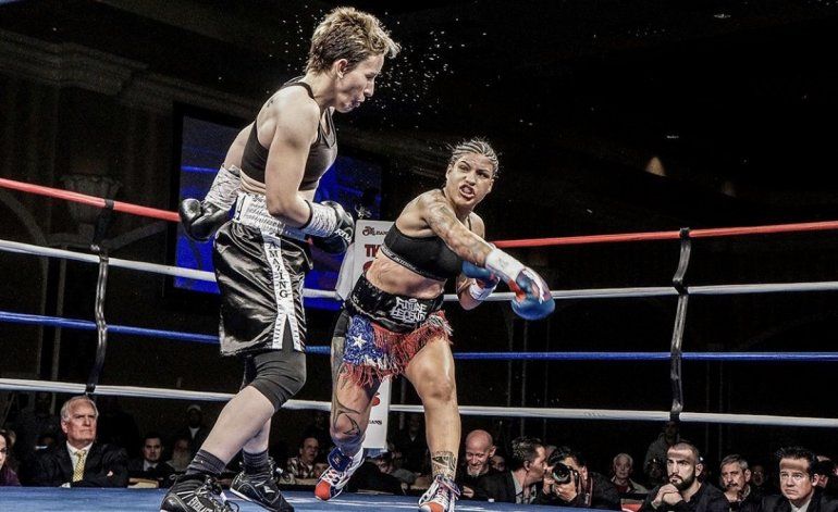 Elegante e implacable, as&iacute; se muestra Melissa Hern&aacute;ndez en el derechazo que lanza sobre Layla McCarter en la disputa por la corona universal de boxeo. 