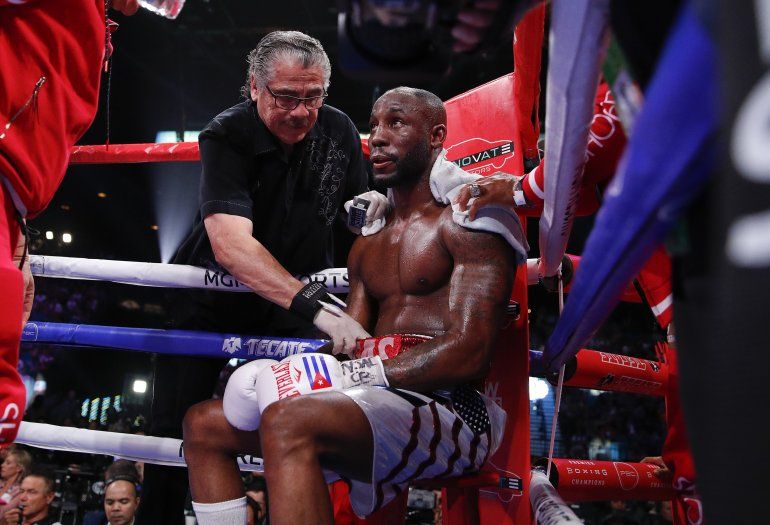  Yordenis Ugas se toma un descanso en su esquina entre asaltos durante una pelea de peso de boxeo en categoría welter contra Omar Figueroa Jr., el sábado 20 de julio de 2019, en Las Vegas