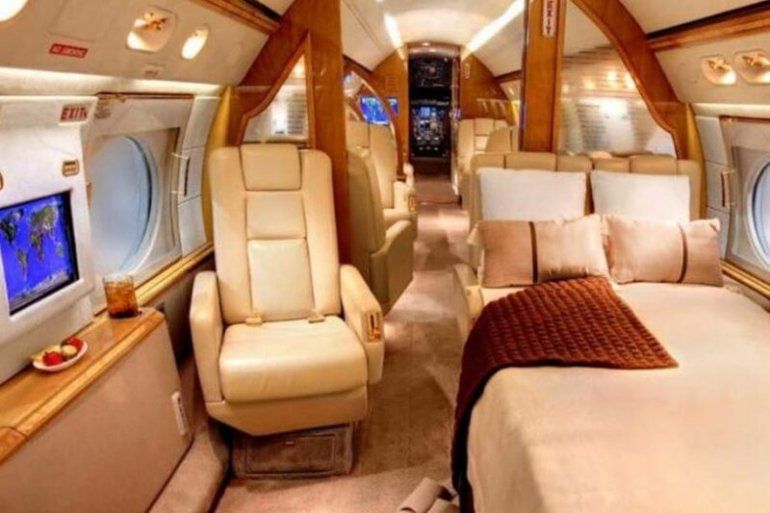 Entre sus comodidades en el avi&oacute;n que los lleva a Argentina, destaca que cuenta con dos cocinas y un par de ba&ntilde;os, uno de ellos con ducha incluida. Por si fuera poco, sus asientos se vuelven camas.