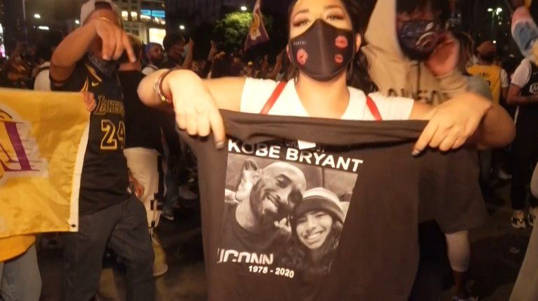 Aficionados de los Lakers celebran el triunfo del equipo en la final de la NBA y recuerdan a Kobe Bryant en las calles de Los &Aacute;ngeles, el 11 de octubre de 2020.