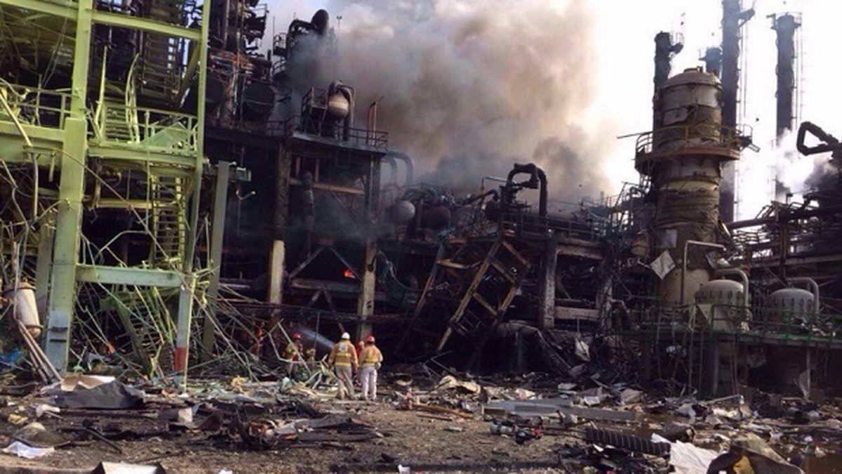 Sube a 27 la cifra de muertos por explosión en planta petroquímica de