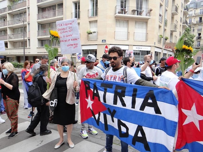 Cubanos protestan frente a Embajada de Cuba en París