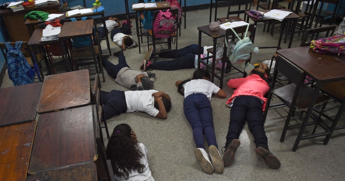 Venezuela Escuelas enseñan a protegerse en los tiroteos