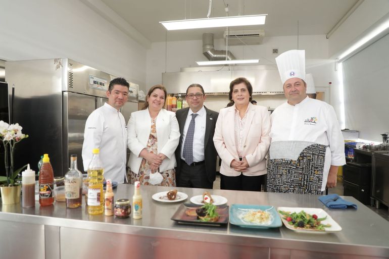 De izquierda a derecha, chef Sergio Díaz, viceministra Shirley Aguilar, viceministro Sigfrido Lee, Atzum de Moscoso y chef Bruno Brunori.