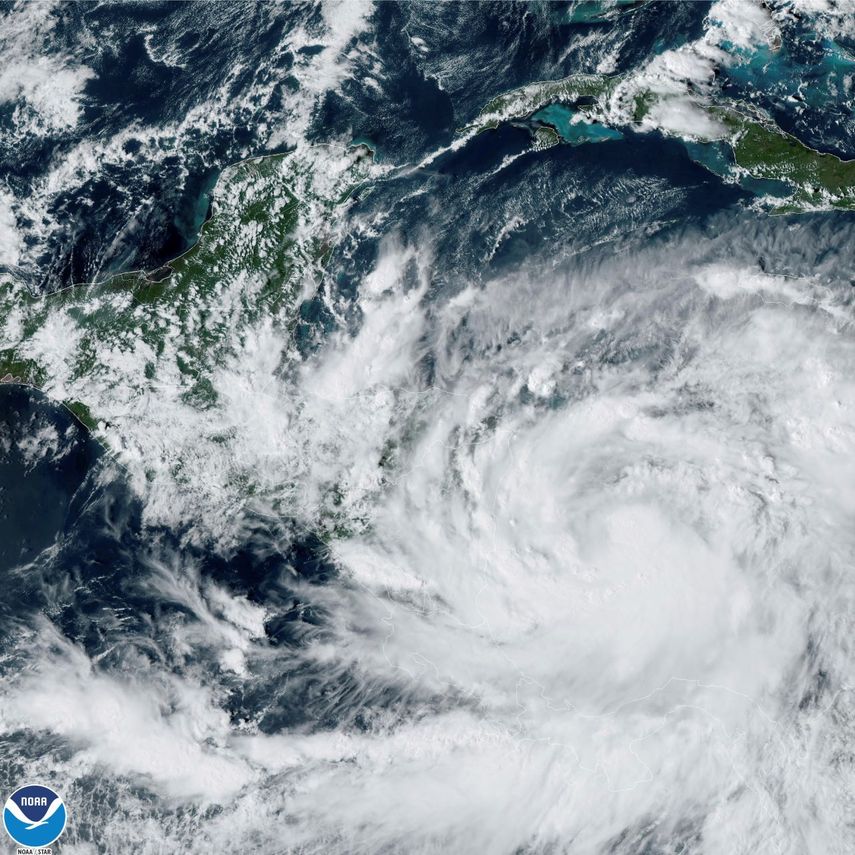 Tormenta Tropical Karl Avanza Hacia Costa Mexicana Del Golfo