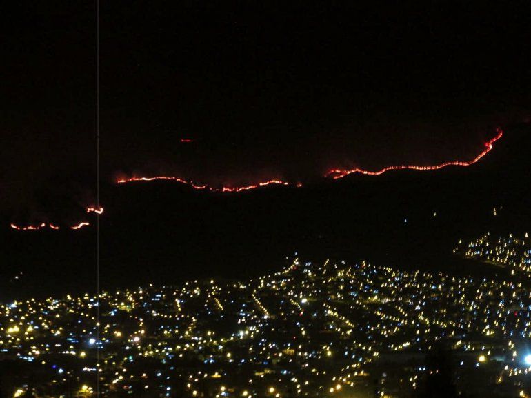 Más de 800 hectáreas son consumidas en incendio forestal en el sur de Quito