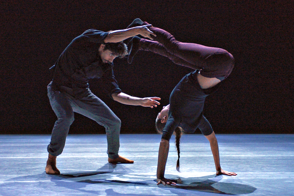 La coreografía de Víctor Quijada expone una impresionante capacidad de elasticidad en los movimientos. (MICHAEL SLOBODIAN)