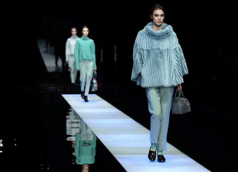 Los chalecos y pantalones resaltaron la propuesta del diseñador italiano para la temporada otoño-invierno 2015. (EFE). 