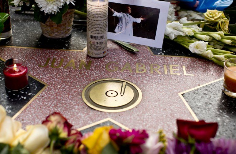 Un grupo de personas rinde tributo al cantante Juan Gabriel, una de las estrellas musicales más importantes de México, en su estrella en el Paseo de la Fama en Hollywood  