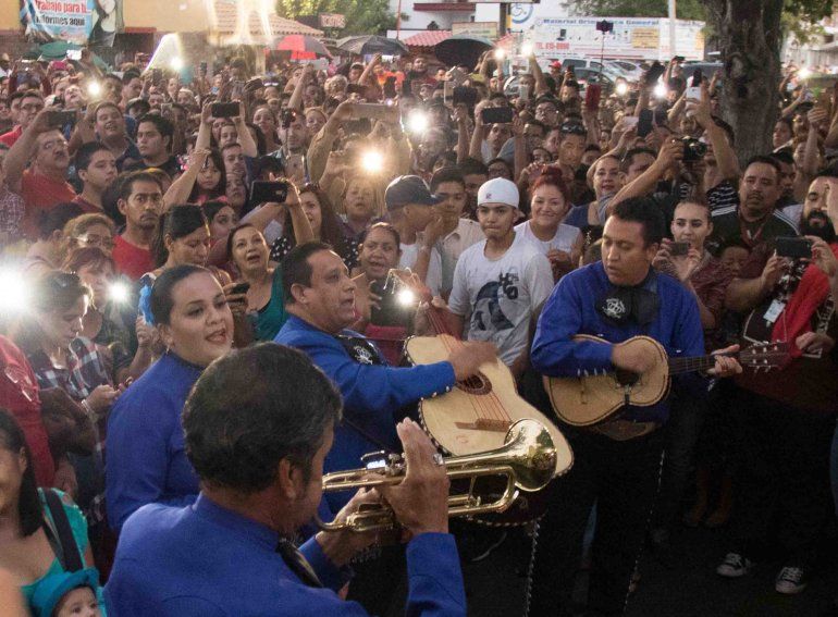 Cientos de personas lloran y cantan las canciones de Juan Gabriel a las afueras de su casa  en Ciudad Juárez, en el estado de Chihuahua (México) 