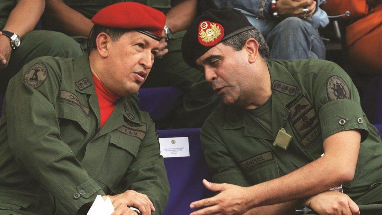 Hugo Chávez (izq.) y el general Raúl Isaías Baduel (der.) en una imagen de archivo.