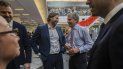 El fotógrafo independiente Daniel Berehulak (c-i) y al editor Arthur Ochs Sulzberger Jr. (c-d), durante una reunión en la redacción de The New York Times tras anunciarse los premiados en el Pulitzer 2017. El fotógrafo independiente Daniel Berehulak (c-i) y al editor Arthur Ochs Sulzberger Jr. (c-d), durante una reunión en la redacción de The New York Times tras anunciarse los premiados en el Pulitzer 2017.