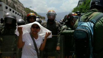 Una señora se toma una foto con la Guardia Nacional. Desde 2014 la Guardia Nacional ha sido un organismo represor en Venezuela. Una señora se toma una foto con la Guardia Nacional. Desde 2014 la Guardia Nacional ha sido un organismo represor en Venezuela.
