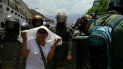 Una señora se toma una foto con la Guardia Nacional. Desde 2014 la Guardia Nacional ha sido un organismo represor en Venezuela. Una señora se toma una foto con la Guardia Nacional. Desde 2014 la Guardia Nacional ha sido un organismo represor en Venezuela.