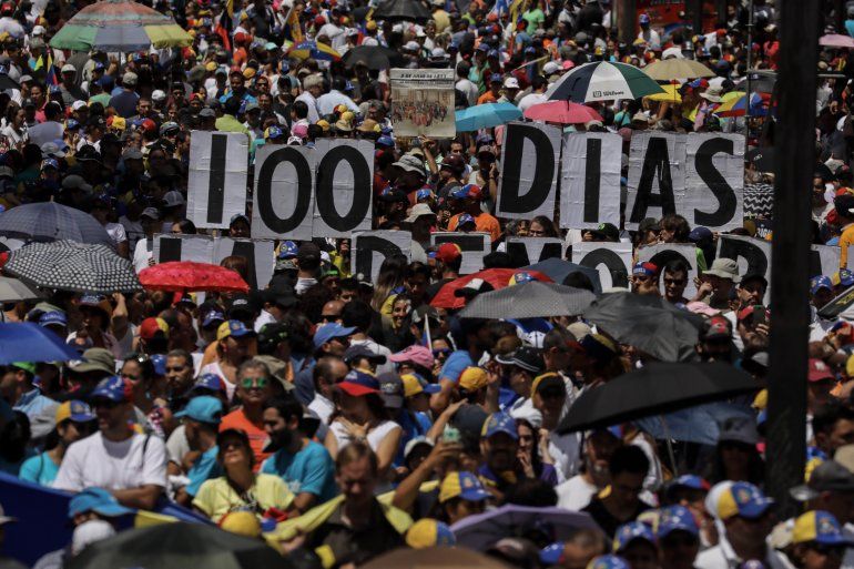 Los opositores venezolanos salieron a las calles este domingo y conmemoraron 100 días de protestas contínuas.