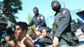 Miembros de la pandilla Mara Salvatrucha son dete nidos por la policía salvadoreña. Miembros de la pandilla Mara Salvatrucha son dete nidos por la policía salvadoreña.