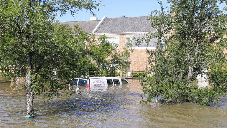 Vista de una furgoneta sumergida por las inundaciones de la crecida del río Buffalo Bayou debido al huracán Harvey en Houston, en el estado de Texas, EEUU.