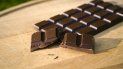 sorprenden a una mujer con nueve kilos de chocolate bajo la falda sorprenden a una mujer con nueve kilos de chocolate bajo la falda