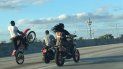 Motociclistas haciendo acrobacias en la I-95 rumbo norte. Motociclistas haciendo acrobacias en la I-95 rumbo norte.