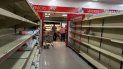 Crisis de abastecimiento de alimentos en un supermercado en la ciudad de Caracas, Venezuela. Enero de 2018. Crisis de abastecimiento de alimentos en un supermercado en la ciudad de Caracas, Venezuela. Enero de 2018.