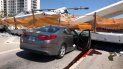 Vista de uno de los autos que quedó atrapado bajo la estructura del puente peatonal que colapsó frente a la Universidad Internacional de la Florida, en Miami. Vista de uno de los autos que quedó atrapado bajo la estructura del puente peatonal que colapsó frente a la Universidad Internacional de la Florida, en Miami.