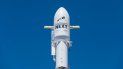 Vista del Falcon 9 en posición vertical en la plataforma de lanzamiento SpaceX. Vista del Falcon 9 en posición vertical en la plataforma de lanzamiento SpaceX.