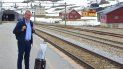 Odd Henrik Hansen conoce las preguntas de los turistas: ¿Cuándo vamos a ver los bueyes almizcleros y los renos?. Hansen es revisor de la Dovrebane, un tren que circula entre Oslo y Trondheim, en Noruega. Odd Henrik Hansen conoce las preguntas de los turistas: ¿Cuándo vamos a ver los bueyes almizcleros y los renos?. Hansen es revisor de la Dovrebane, un tren que circula entre Oslo y Trondheim, en Noruega.