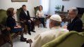El Papa Francisco se encuentra con Tom Evans (segundo desde la izquierda), padre del niño gravemente enfermo Alfie Evans, durante una audiencia privada en la Domus Sanctae Marthae en el Vaticano el 18 de abril. El Papa Francisco se encuentra con Tom Evans (segundo desde la izquierda), padre del niño gravemente enfermo Alfie Evans, durante una audiencia privada en la Domus Sanctae Marthae en el Vaticano el 18 de abril.