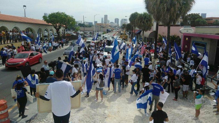 Un grupo de nicaragüenses residentes en Miami se concentró en las inmediaciones del Consulado de ese país para protestar contra la represión y las políticas de Daniel Ortega.