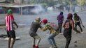 Varios manifestantes se enfrentan con agentes antidisturbios durante el cuarto día de protestas en Managua. Varios manifestantes se enfrentan con agentes antidisturbios durante el cuarto día de protestas en Managua.