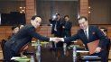 Los principales negociadores de Corea del Sur y del Norte mientras se dan la mano tras intercambiar una carta de acuerdo sobre los detalles de una próxima cumbre intercoreana, este 23 de abril de 2018, en el pueblo de tregua de Panmunjom, Corea del Sur. Los principales negociadores de Corea del Sur y del Norte mientras se dan la mano tras intercambiar una carta de acuerdo sobre los detalles de una próxima cumbre intercoreana, este 23 de abril de 2018, en el pueblo de tregua de Panmunjom, Corea del Sur.