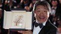 El realizador japonés Hirokazu Kore-eda muestra su Palma de Oro, el máximo galardón que otorga el Festival de Cine de Cannes. El realizador japonés Hirokazu Kore-eda muestra su Palma de Oro, el máximo galardón que otorga el Festival de Cine de Cannes.