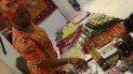 Luciendo un turbante, una mujer muestra artesanías durante una feria con motivo de la celebración del mes de la etnia negra y afrodescendientes en Ciudad de Panamá. Luciendo un turbante, una mujer muestra artesanías durante una feria con motivo de la celebración del mes de la etnia negra y afrodescendientes en Ciudad de Panamá.