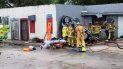 El automóvil se incendió después del choque pero los bomberos apagaron rápidamente las llamas. El automóvil se incendió después del choque pero los bomberos apagaron rápidamente las llamas.