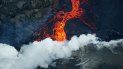 La Agencia de Defensa Civil del condado de Hawái alertó en un comunicado que, la lava que brotó de la fisura 22. La Agencia de Defensa Civil del condado de Hawái alertó en un comunicado que, la lava que brotó de la fisura 22.