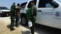 Funcionarios de la patrulla fronteriza detienen a un inmigrante en la frontera con México Funcionarios de la patrulla fronteriza detienen a un inmigrante en la frontera con México