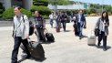 Periodistas surcoreanos abordan un avión para viajar a Corea del Norte donde cubrirán el desmantelamiento del sitio clave de pruebas nucleares del Norte, en el Aeropuerto de Seúl (Corea del Sur). Periodistas surcoreanos abordan un avión para viajar a Corea del Norte donde cubrirán el desmantelamiento del sitio clave de pruebas nucleares del Norte, en el Aeropuerto de Seúl (Corea del Sur).