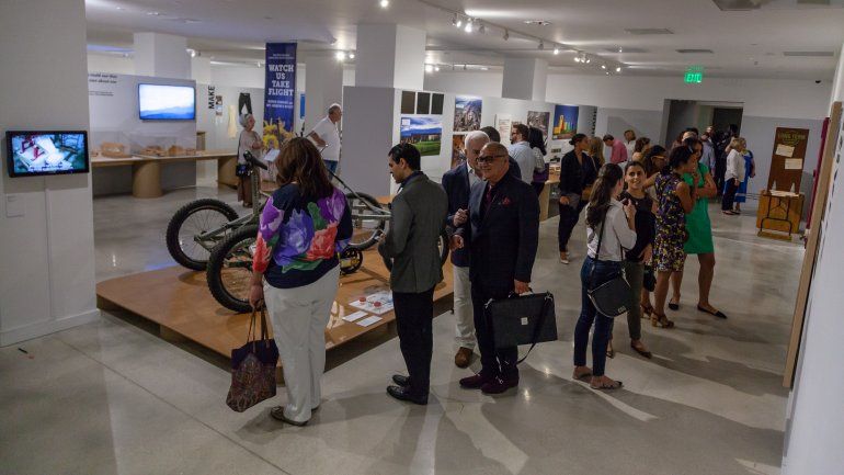 El público visita la exposición <i>By the People: Designing a Better America </i>en el Museo de Arte y Diseño de Miami Dade College. 