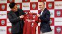 Iniesta comenzó su intervención ante los medios con un konnichiwa (Buenas tardes, en japonés) y la concluyó con un arigatou (Gracias). Iniesta comenzó su intervención ante los medios con un konnichiwa (Buenas tardes, en japonés) y la concluyó con un arigatou (Gracias).