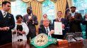 Linda Haywood, una sobrina nieta de Johnson, agradeció a Trump por reescribir la historia. Linda Haywood, una sobrina nieta de Johnson, agradeció a Trump por reescribir la historia.