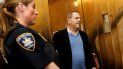 Weinstein se entregó hoy en una comisaría de Nueva York para quedar detenido y ponerse a disposición de la Justicia, meses después de que decenas de mujeres lo acusaran de acoso y abusos sexuales. Weinstein se entregó hoy en una comisaría de Nueva York para quedar detenido y ponerse a disposición de la Justicia, meses después de que decenas de mujeres lo acusaran de acoso y abusos sexuales.