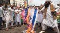 Miembros del califato islámico Andolon corean lemas mientras queman una bandera de Estados Unidos y otra de Israel durante una manifestación. Miembros del califato islámico Andolon corean lemas mientras queman una bandera de Estados Unidos y otra de Israel durante una manifestación.