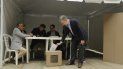 El presidente saliente, Juan Manuel Santos, deposita la papeleta electoral. El presidente saliente, Juan Manuel Santos, deposita la papeleta electoral.