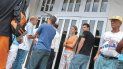 Varias personas hacen cola en las puertas de un banco de la capital cubana. Varias personas hacen cola en las puertas de un banco de la capital cubana.