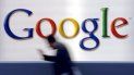 Imagen de archivo que muestra a un hombre caminando frente a un logo de Google en Fráncfort, Alemania. Imagen de archivo que muestra a un hombre caminando frente a un logo de Google en Fráncfort, Alemania.