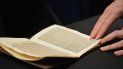 La carta de 500 años de antigüedad fue escrita por el explorador italiano Cristobal Colón. La carta de 500 años de antigüedad fue escrita por el explorador italiano Cristobal Colón.