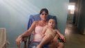 Indira Martínez, junto a su pequeño hijo, en su nueva casa en Camagüey, de la que no tiene propiedad. Indira Martínez, junto a su pequeño hijo, en su nueva casa en Camagüey, de la que no tiene propiedad.