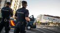 Oficiales de la Policía de España vistos en una plaza pública. Oficiales de la Policía de España vistos en una plaza pública.