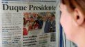 Una mujer, en Bogotá, lee la página de un periódico que reseña la noticia del triunfo de Iván Duque en las elecciones de Colombia. Una mujer, en Bogotá, lee la página de un periódico que reseña la noticia del triunfo de Iván Duque en las elecciones de Colombia.