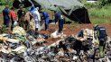 Personal cubano trabaja entre los escombros del avión accidentado en La Habana el 18 de mayo de 2018. Personal cubano trabaja entre los escombros del avión accidentado en La Habana el 18 de mayo de 2018.